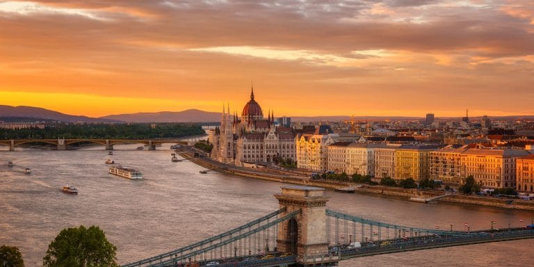 Vista del Parlamento y el puente de las Cadenas en Budapest, Hungría, al atardecer sobre el río Danubio