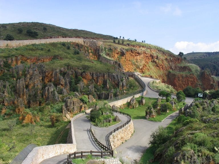 Panorámica del Parque de la Naturaleza de Cabárceno en Cantabria con carreteras y formaciones rocosas