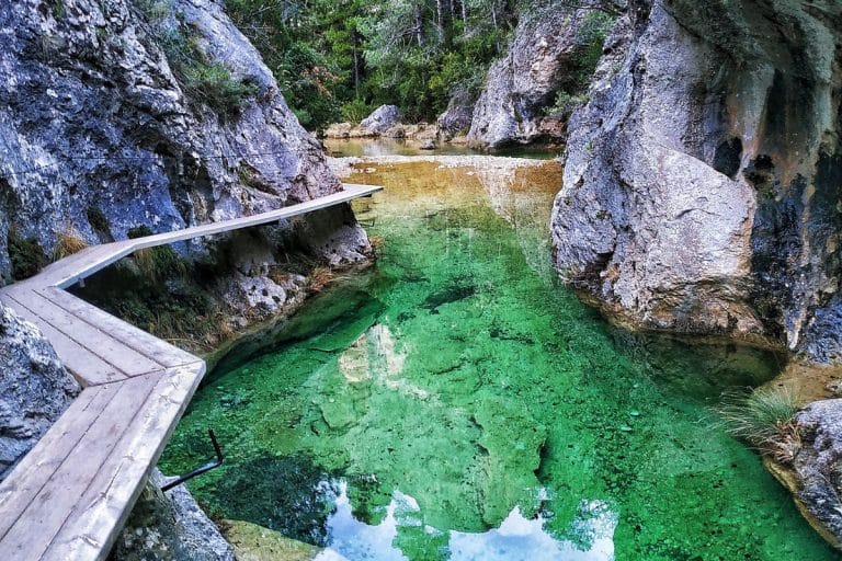 Pasarelas de madera sobre aguas cristalinas en el Parrissal del río Matarraña en Beceite, Teruel