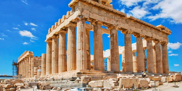 Vista del Partenón en Atenas, Grecia, con cielo azul despejado