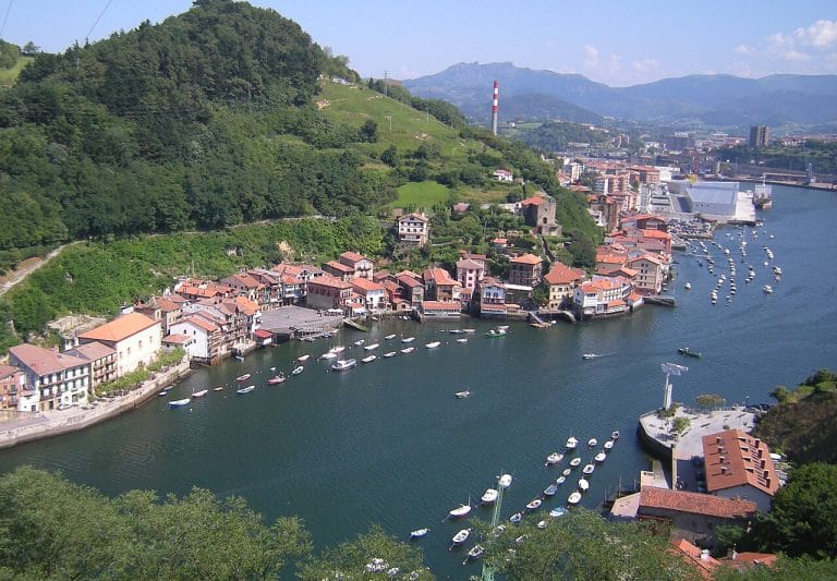 Vista panorámica del puerto y casas tradicionales en Pasai Donibane, Guipúzcoa