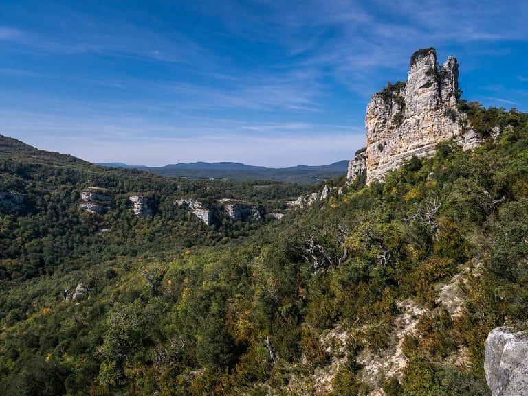 Formación rocosa de la Peña del Castillo en el Parque Natural de Izki, rodeada de bosques