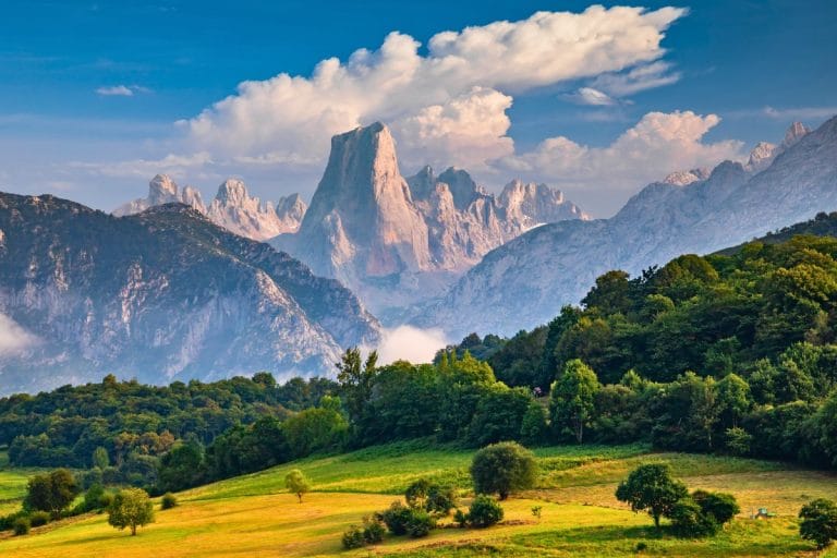 Vista de los Picos de Europa con el Naranjo de Bulnes al fondo y paisaje verde en primer plano