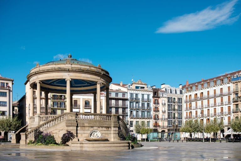 Vista del quiosco central y edificios históricos en la Plaza del Castillo de Pamplona