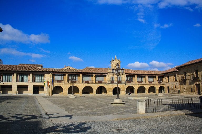 Plaza de España en Santo Domingo de la Calzada, La Rioja
