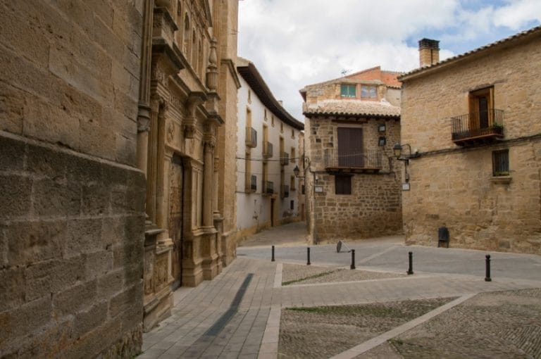 Plaza histórica con fachadas de piedra y arquitectura tradicional en Cretas, Teruel