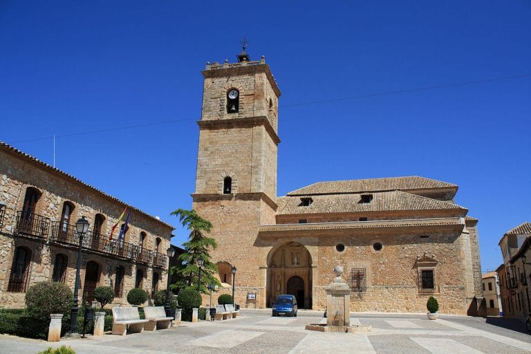 Vista de la Plaza Mayor de El Toboso con la iglesia parroquial y edificios históricos