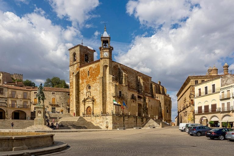 Plaza Mayor de Trujillo con la estatua de Pizarro y la iglesia de San Martín en Cáceres, Extremadura