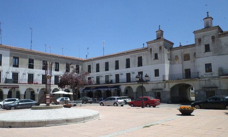 Plaza Nueva de Peñaranda de Bracamonte, con soportales, edificios históricos y ambiente urbano en Salamanca.