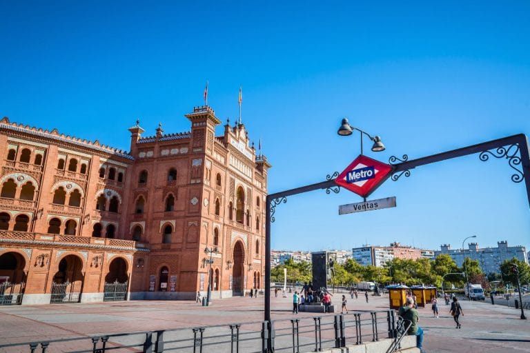 Vista de la Plaza de Toros de Las Ventas en Madrid junto a la entrada del metro Ventas