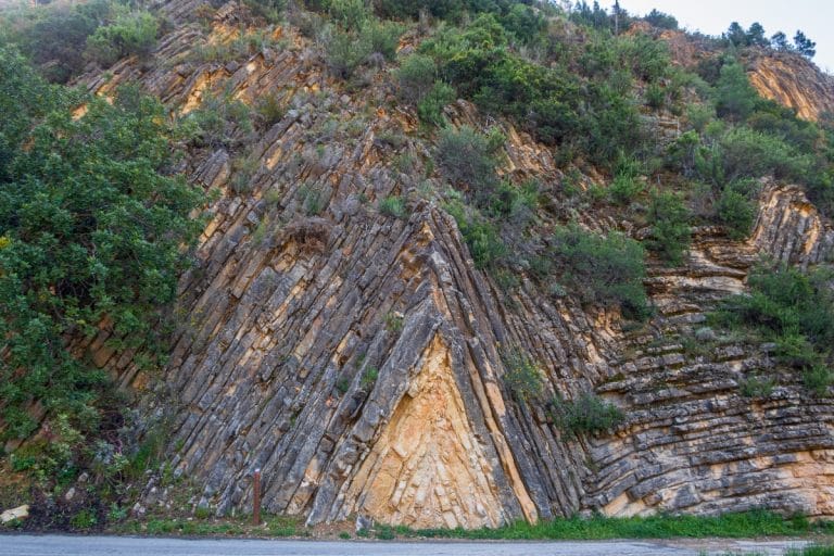 Formación de pliegue geológico en Sot de Chera, uno de los puntos más emblemáticos del Parque Natural Chera-Sot de Chera en Valencia