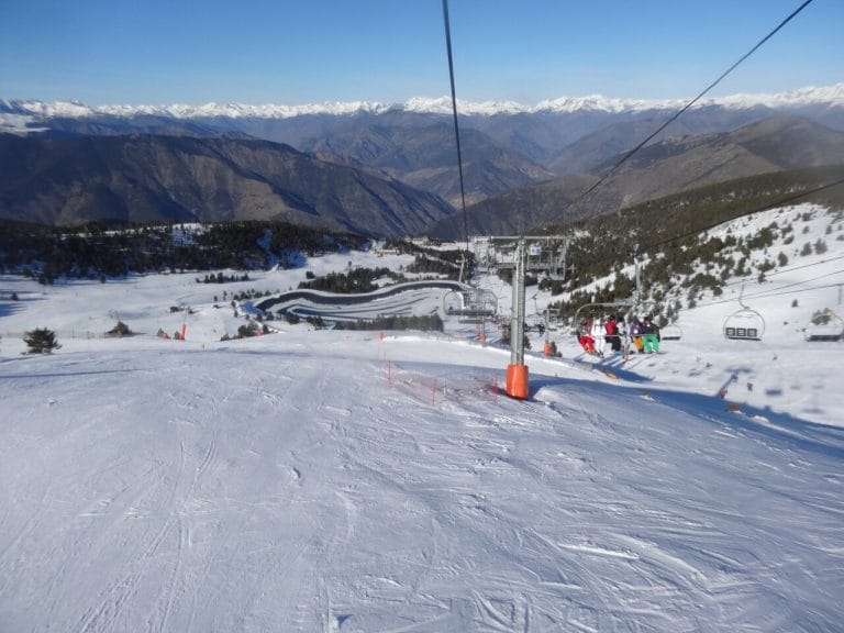 Vista desde el telesilla Jet-Cim de la estación de esquí de Port Ainé, con montañas nevadas del Pirineo en Lleida al fondo