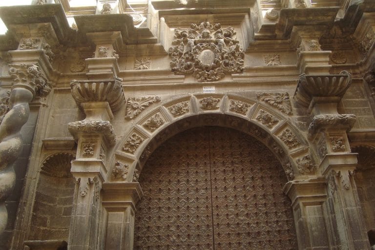 Portada barroca de la iglesia en Calaceite, Teruel, con detalles ornamentales en piedra