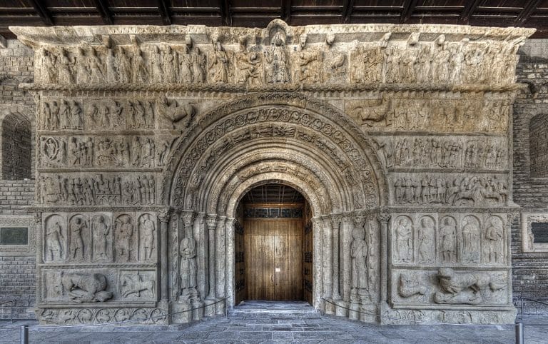 Portalada románica del Monasterio de Ripoll, obra maestra del arte medieval catalán.