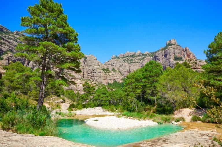 Pozas de aguas cristalinas rodeadas de montañas y pinares en Beceite, Teruel