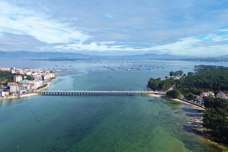 Vista aérea del Puente de A Toxa sobre la ría de Arousa, uniendo O Grove con la isla de A Toxa en Galicia