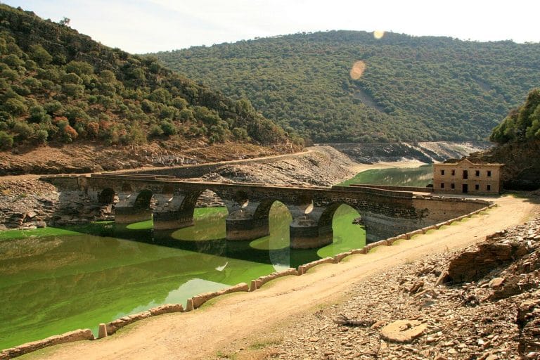 Puente del Cardenal cruzando el río Tajo en el Parque Nacional de Monfragüe, Cáceres