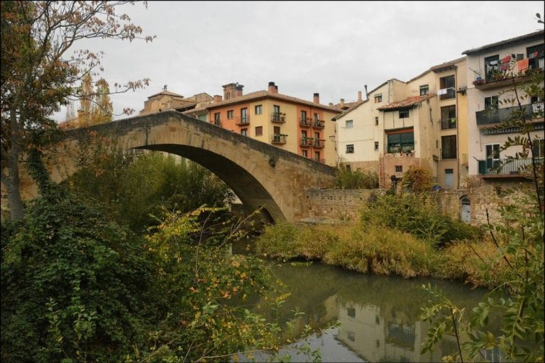 Puente medieval sobre el río Ega en el centro histórico de Estella, Navarra