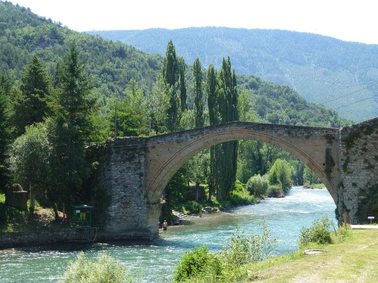 Puente medieval de Gerri de la Sal sobre el río Noguera Pallaresa rodeado de vegetación