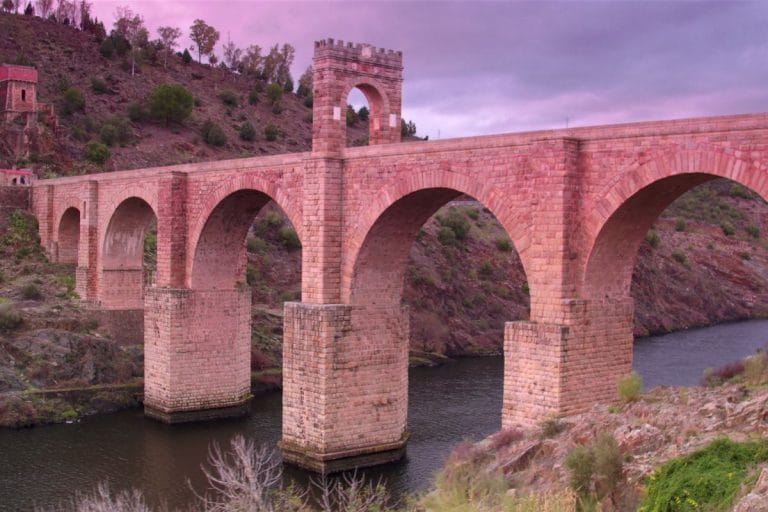 Puente romano de Alcántara sobre el río Tajo en Cáceres