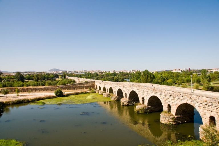 Vista del puente romano de Mérida sobre el río Guadiana, en Badajoz