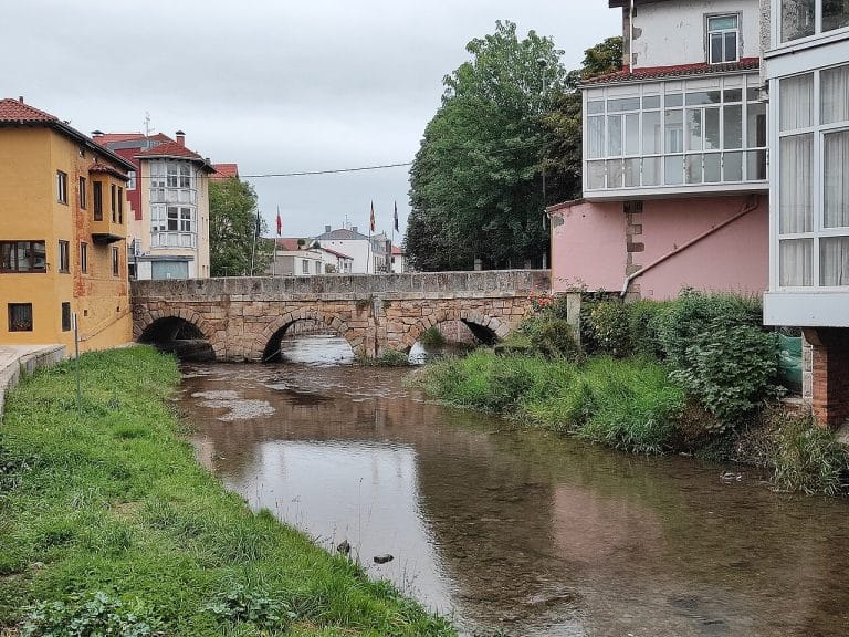 Puente de piedra sobre el río Ebro a su paso por Reinosa, Cantabria, con casas de colores a ambos lados