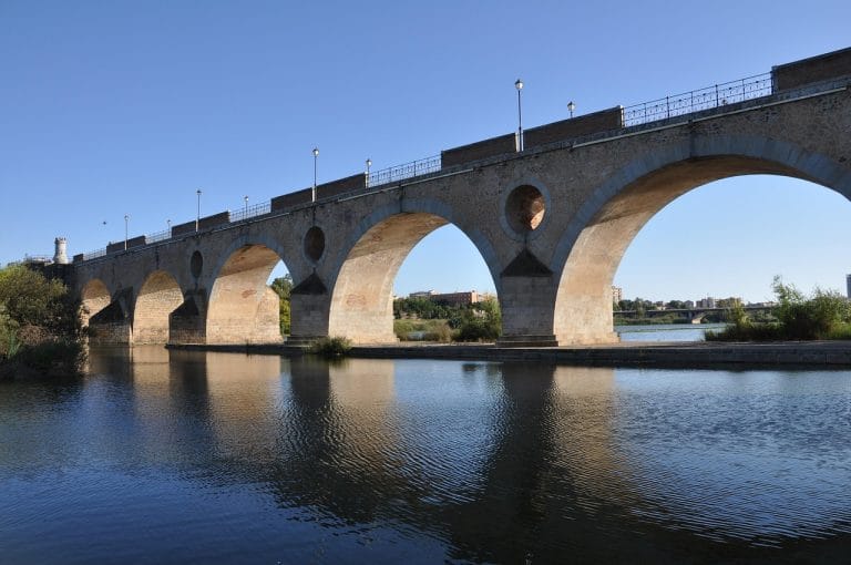 Puente Viejo de Badajoz cruzando el río Guadiana en un día soleado.