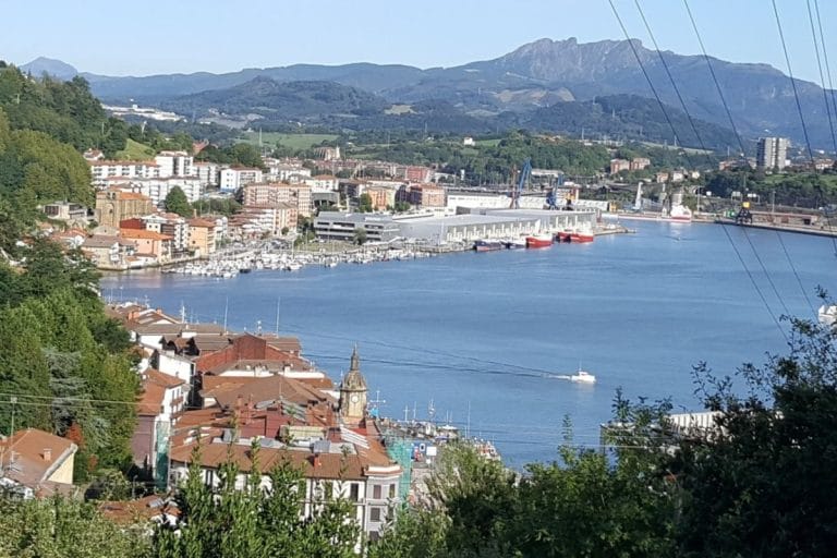 Vista panorámica del puerto de Pasajes desde Ulia con el barrio de San Pedro, Guipúzcoa