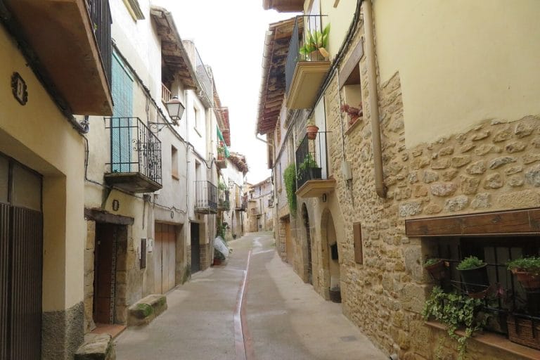 Calle del Castillo en Ráfales, pintoresco pueblo medieval del Matarraña en Teruel