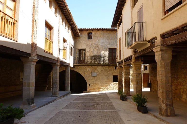 Calle con soportales en Ráfales, encantador pueblo medieval del Matarraña en Teruel
