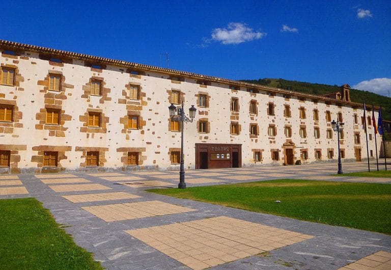 Real Fábrica de Paños, Ayuntamiento y Teatro Real en Ezcaray, La Rioja