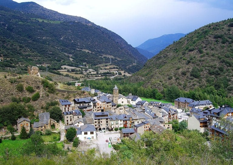 Vista general del pueblo de Rialp en el Pirineo de Lleida, con casas de piedra, tejados oscuros y montañas al fondo