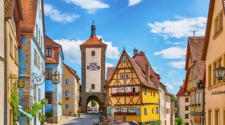 Vista de las casas de entramado de madera y la torre medieval en Rothenburg ob der Tauber Baviera Alemania
