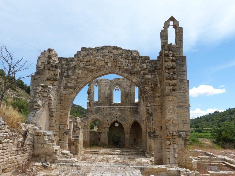 Ruinas del monasterio de Vallsanta, antiguo cenobio cisterciense cerca de Guimerà (Lleida)