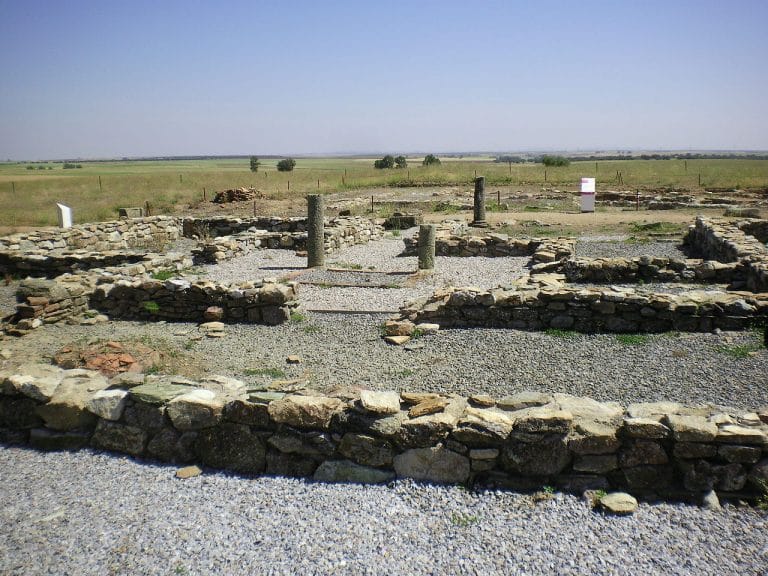 Restos de viviendas romanas en el yacimiento de Regina Turdulorum, Casas de Reina (Badajoz)