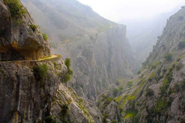 Sendero de la Ruta del Cares en los Picos de Europa, Asturias, entre desfiladeros y montañas