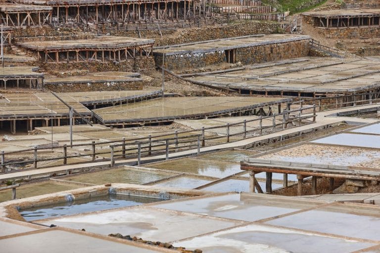 Vista de las salinas de Añana en Álava, con plataformas de madera y canales de agua en terrazas.