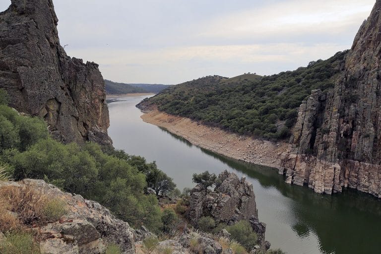 Vista del Salto del Gitano en el Parque Nacional de Monfragüe, Cáceres, con el embalse de Torrejón-Tajo entre formaciones rocosas y vegetación