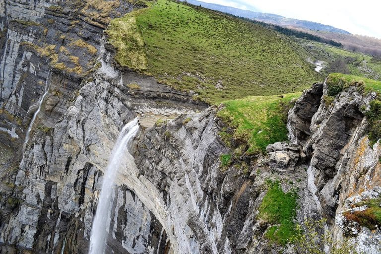 Vista aérea del Salto del Nervión, la cascada más alta de la península ibérica, entre acantilados y paisaje verde