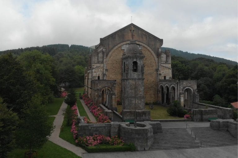 Vista del Santuario de Urkiola rodeado de naturaleza en el Parque Natural de Urkiola, Vizcaya