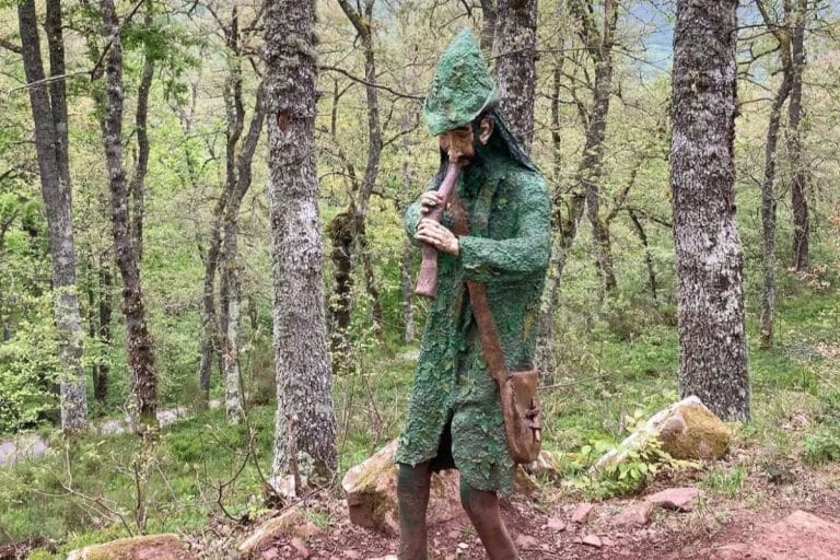Escultura de un personaje mitológico en el Sendero Mitológico del Monte Hozarco en Cantabria
