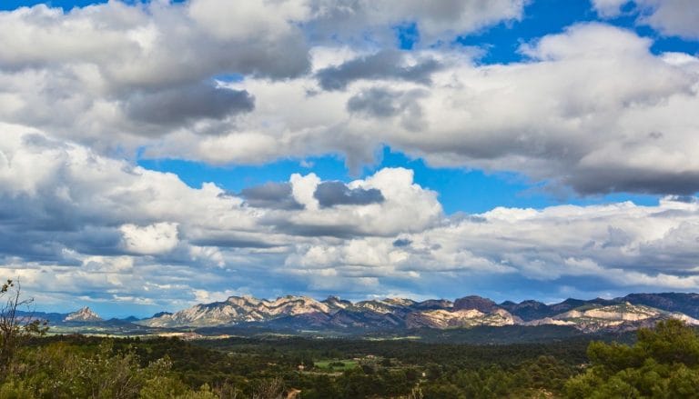 Panorámica de la Serra del Port con nubes y bosques en Els Ports, Tarragona