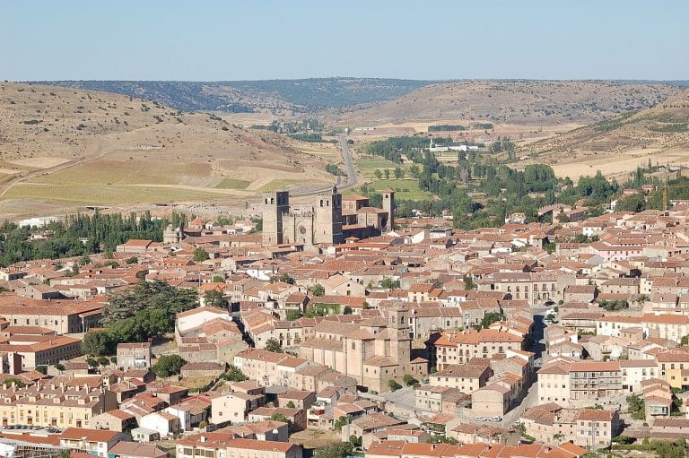 Vista aérea de Sigüenza, con su catedral y el casco histórico en la provincia de Guadalajara, Castilla-La Mancha