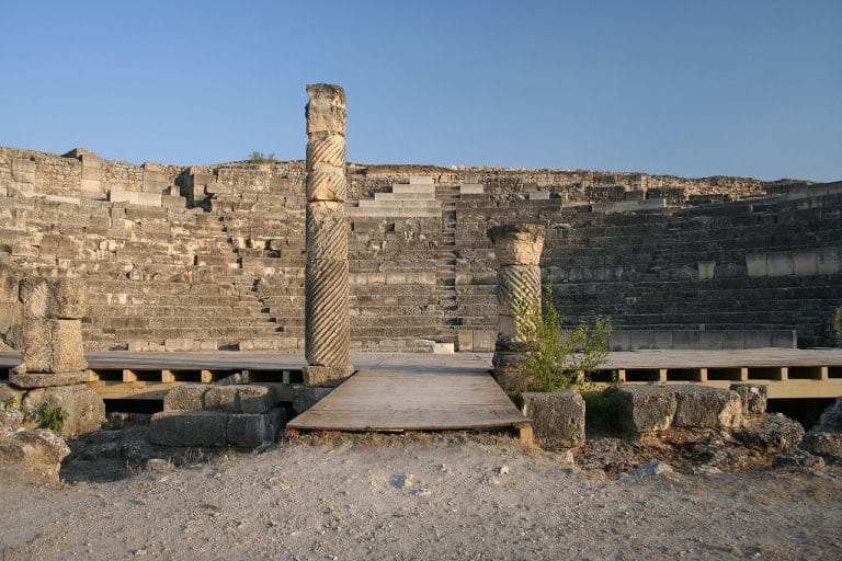 Vista frontal del teatro romano en el Parque Arqueológico de Segóbriga, Cuenca