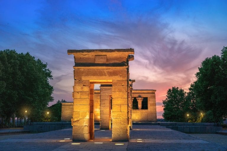 Vista del Templo de Debod en Madrid iluminado al atardecer con cielo colorido