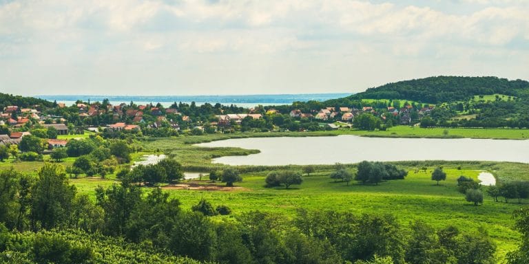 Vista panorámica del pueblo de Tihany junto al lago Balaton en Hungría con viñedos y colinas verdes