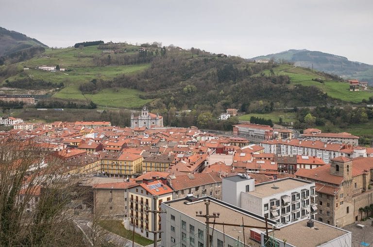 Vista panorámica de Tolosa en Guipúzcoa con el casco urbano de tejados rojizos y montañas verdes al fondo