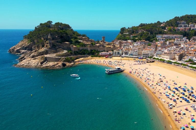 Vista aérea de Tossa de Mar con la playa y el casco antiguo amurallado en la Costa Brava