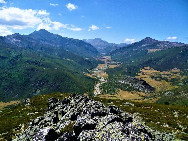 Vista panorámica del Valle de Pineda en la Montaña Palentina, un entorno natural de gran belleza en Castilla y León