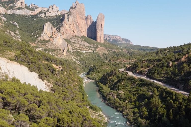 Panorámica del Valle de Riglos con el río Gállego y los Mallos de Riglos en Huesca